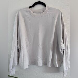 Vuori long sleeve Halo Crewneck size L/XL in cream color